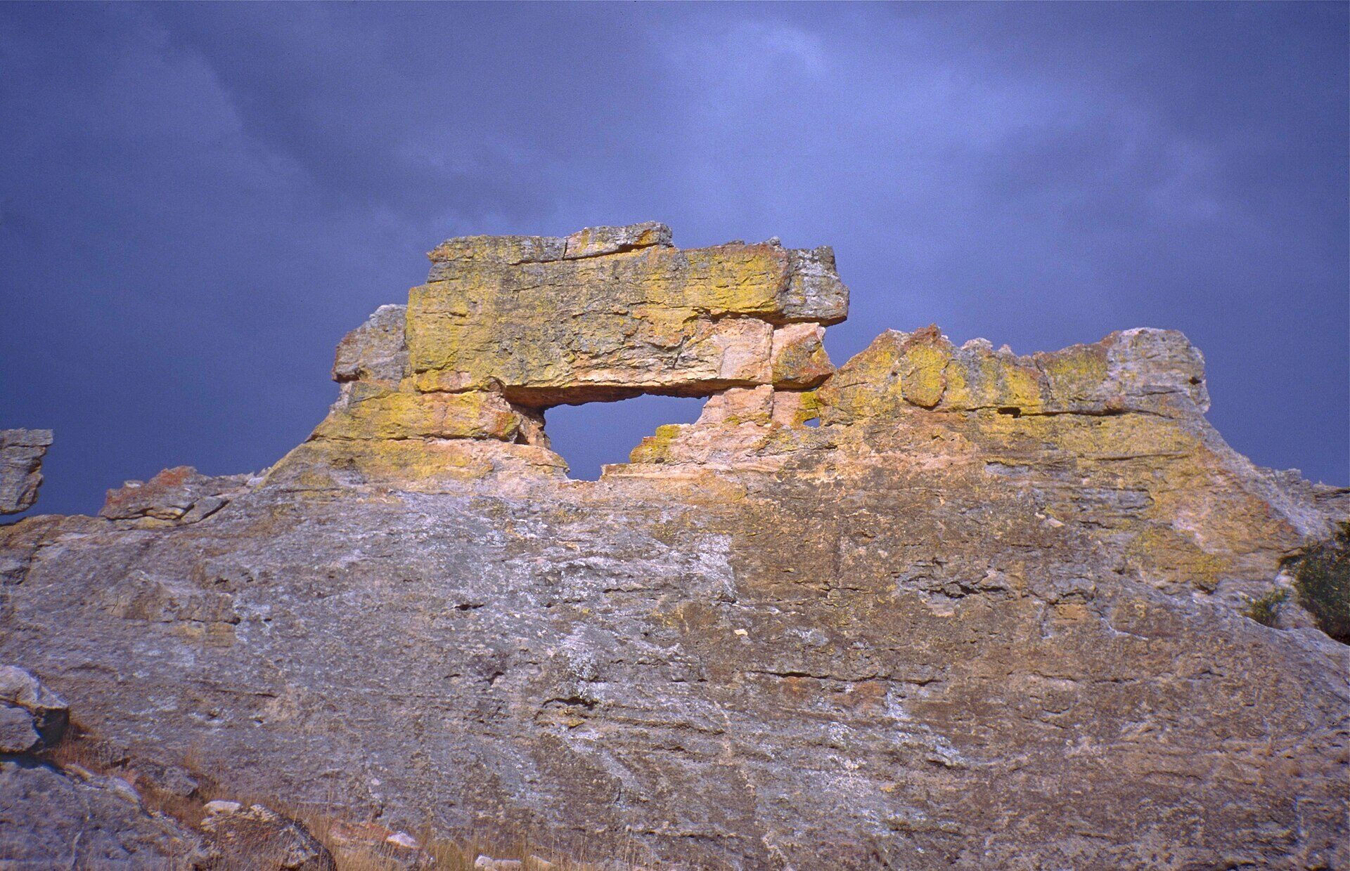 La Fenêtre de l’Isalo, arche de grès du parc national de l’Isalo, sur la RN7