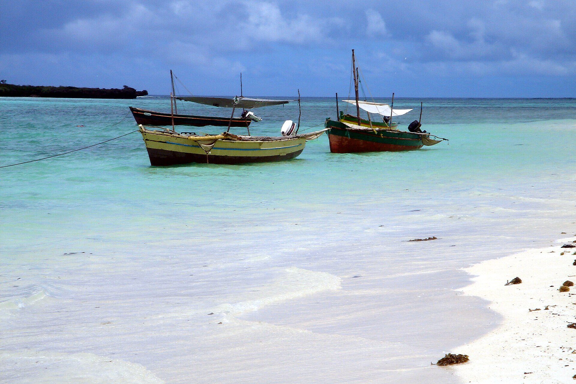 Eau turquoise et pirogues à voile sur la Mer d’Émeraude, près de Diego-Suarez