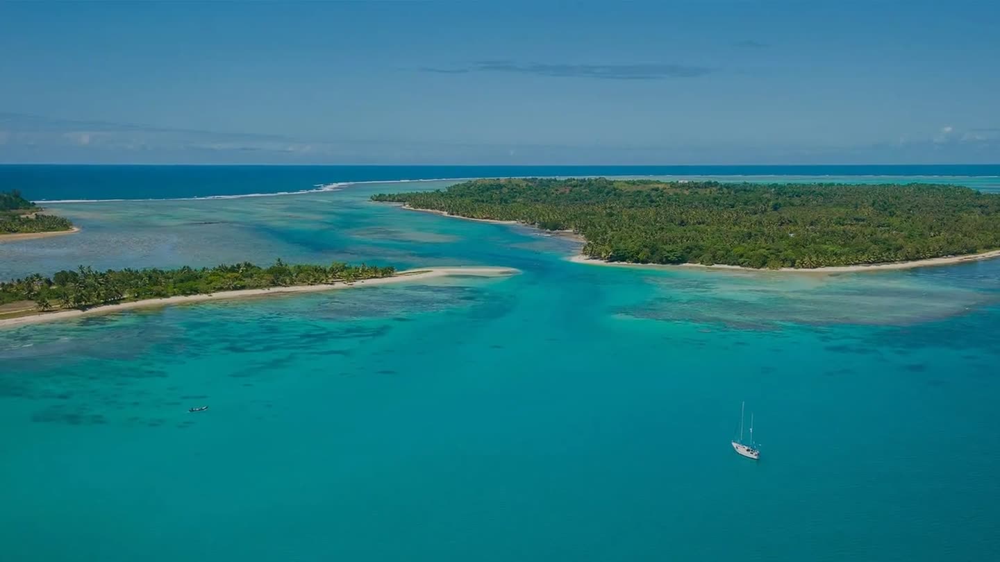 Paysages de Madagascar : lagon, baobabs et pistes